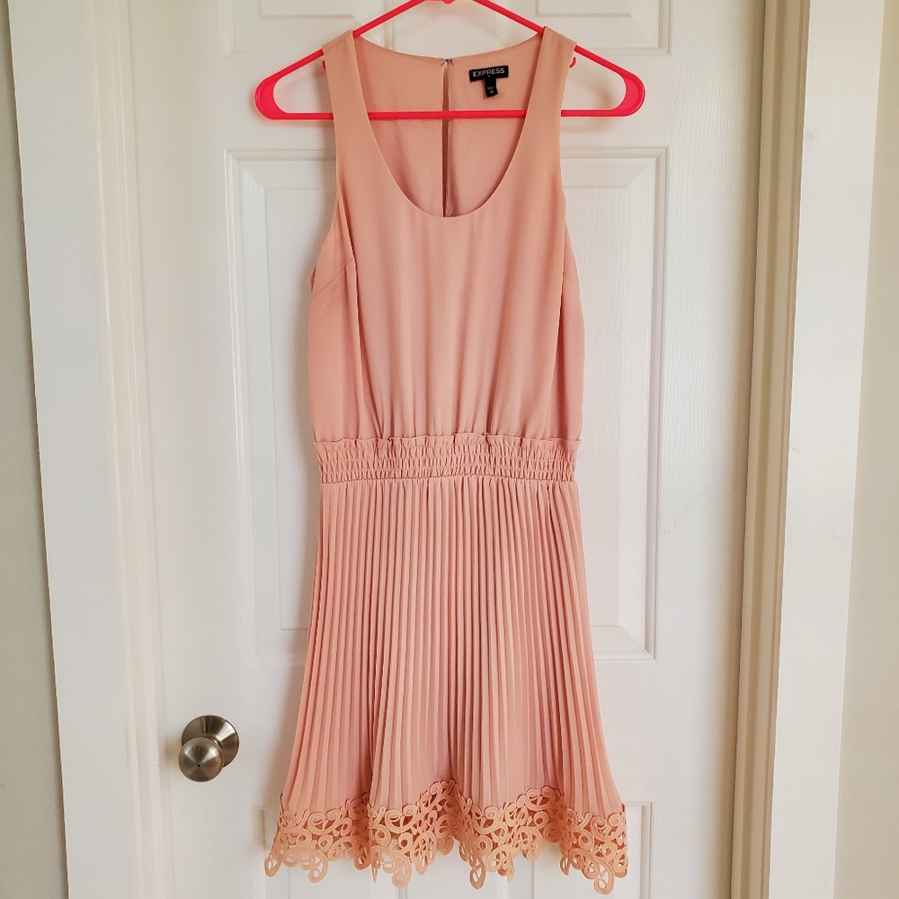 Express blush pink pleated dress - Picture 2 of 4